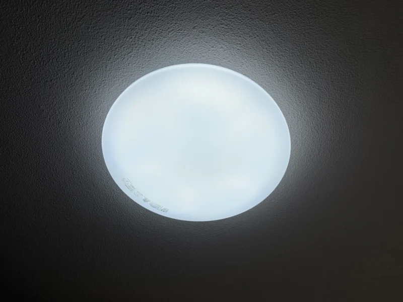 読書がしやすい白色で点灯したニトリの8畳用LEDシーリングライト