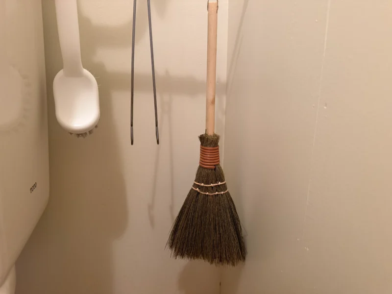 トイレで気になったときにすぐ掃除できるダイソーの小さなほうき